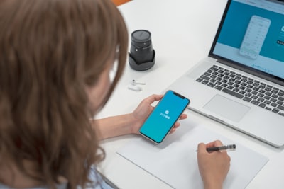 ¿La firma automática de contratos es compatible con dispositivos móviles?