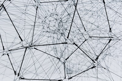 Redes neuronales aleatorias orientadas a estructura para sistemas PNP