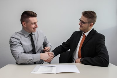 ¿Cuáles son los beneficios de contratar un agente de IA para el servicio al cliente en Barcelona?