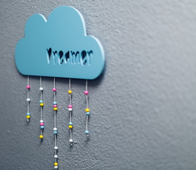 El Fraude del Alojamiento en la Nube: Por qué estás pagando precios premium por un alojamiento compartido glorificado