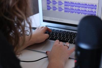 Cómo transcribir archivos de audio largos o conferencias sin límite de tiempo: La guía completa para estudiantes y investigadores