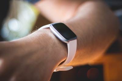Cómo integrar dispositivos ponibles (Fitbit, Apple Watch) en aplicaciones de fitness