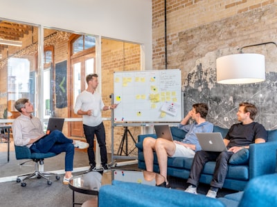 Cómo el software HR personalizado impulsa la innovación en industrias sostenibles