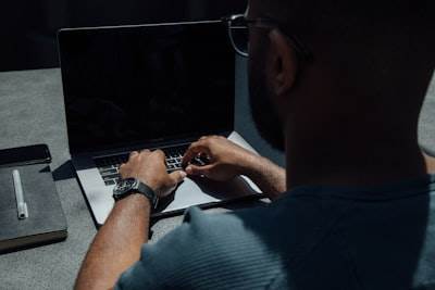 Este nuevo agente de inteligencia artificial puede literalmente usar una computadora por ti