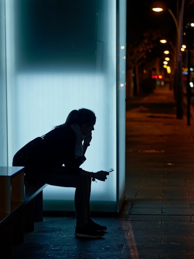 Los datos de OpenAI sugieren que 1 millón de usuarios discuten el suicidio con ChatGPT semanalmente