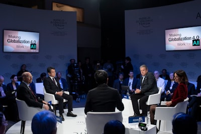 Las grandes empresas tecnológicas están acelerando las inversiones e integración de IA, mientras que los reguladores y las empresas se centran en la seguridad y la adopción responsable.