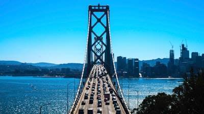 Grandes empresas tecnológicas navegan por la reacción en contra de la inteligencia artificial, inversiones en infraestructura y discusiones sobre el futuro del trabajo en medio de los desarrollos globales