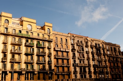 Cómo implementar un avanzado sistema de centralita virtual con inteligencia artificial en Barcelona en 2025?