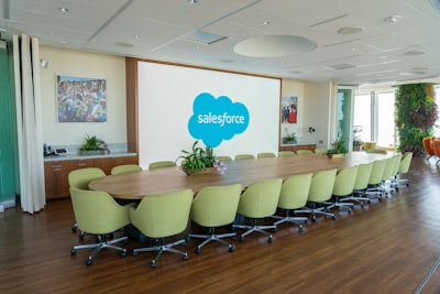 Salesforce Ventures acelera las inversiones en IA, respaldando a 35 innovadores