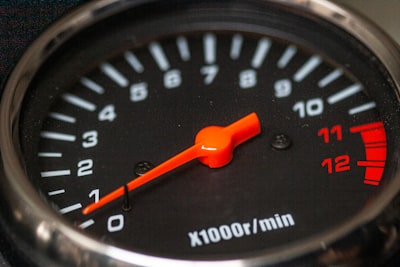 ¿Qué tan rápido pueden las empresas ver resultados financieros con un CRM personalizado alternativo a Salesforce?