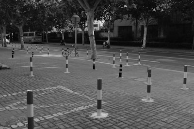  La brecha en la implementación de la detección de IA en los medios: Evaluación adversarial consciente de la plataforma y visualmente restringida