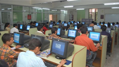 Mejores prácticas para el sector de la educación: Implementación de conmutador telefónico automático en 2025