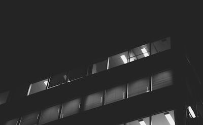 ¿Cómo está relacionado el historial de chat de una empresa con el conocimiento de automatización e innovación?