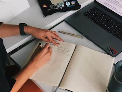 Cómo usamos la IA para escribir más rápido, sin hacer que nuestros artículos suenen como IA
