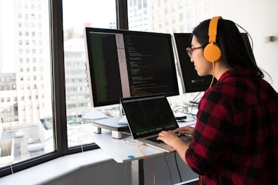 ¿Cuáles son los beneficios de contratar una empresa de programación de software en Barcelona para la integración de IA?