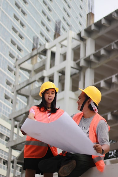 El favorito de los asistentes de voz: Soluciones de programación de IA mejor valoradas en el sector de la construcción