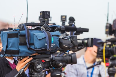 Cómo construir una lista de medios como un periodista público (sin pagarlo)