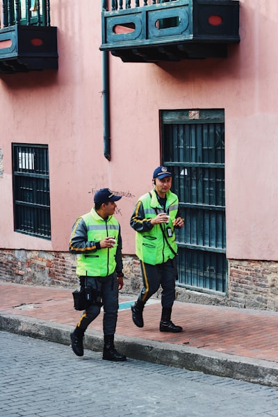 Forense en bucle de código: Uso de herramientas agentes para la detección de falsificaciones de imágenes