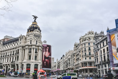 Cuándo deberían los turistas recurrir a una empresa de desarrollo de aplicaciones en Madrid y Barcelona en 2025