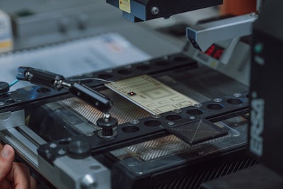 ¿Qué hace que el costo del procesamiento manual sea diferente de las soluciones tradicionales?