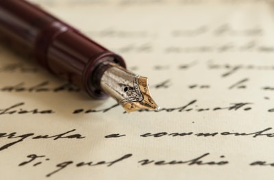 Críticas escritas por IA ayudan a los humanos a notar defectos