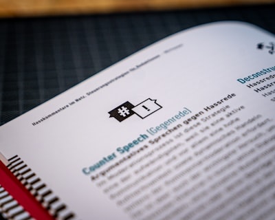 ¿Está disponible en varios idiomas la forma de automatizar la comunicación con contratistas?