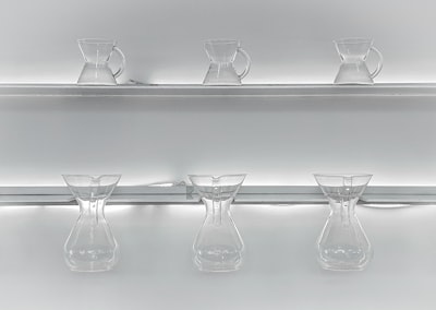 Alineación relacional cerrada mediante destilación basada en confianza para VLM eficientes