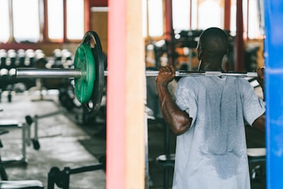 ¿Cuáles son los beneficios clave del entrenamiento y desarrollo en una organización?
