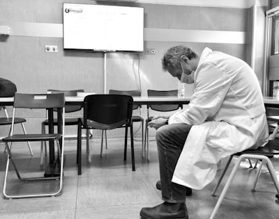 Diseño consciente de las políticas de experimentos factoriales a gran escala