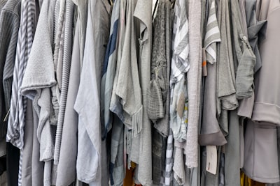 Optimización en tiempo real de inventario mediante aprendizaje de refuerzos bayesiano en plataformas de alquiler de ropa adaptativa