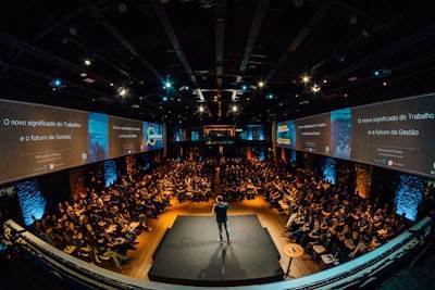 De cero a perspicacia: Cómo Salesforce transformó una organización global de ventas