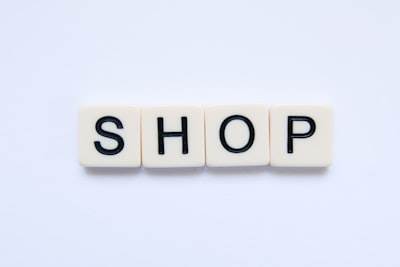 Comparación: Crear una tienda en línea vs Shopify: ¿Cuál es más fácil?