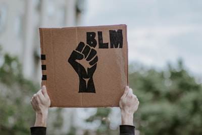 ¿Qué es la ética y el sesgo en la IA: ejemplos y cómo construir una IA responsable