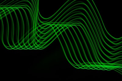 Optimización dinámica de transferencia de energía inalámbrica a través de la Teoría de Resonancia Adaptativa y el Aprendizaje por Refuerzo