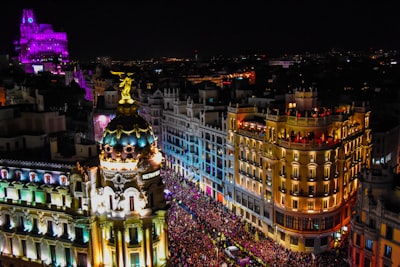 Comparación de soluciones de IA para el turismo: Barcelona vs Madrid