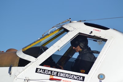Un Estimador de Riesgo Profundo para el Aprendizaje de Operador Conocido