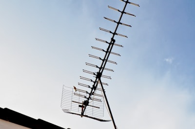 Calibración automatizada de la resonancia de antenas a través del mapeo armónico adaptativo