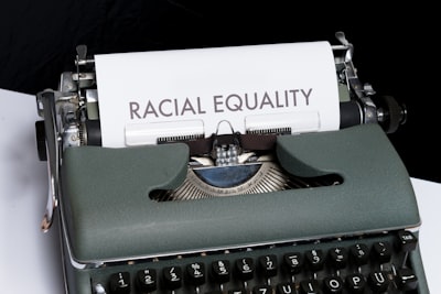 El trabajador modal: sesgos raciales y de género en personas generadas por IA