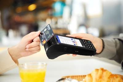 Comparando la automatización del pago por teléfono y los sistemas tradicionales de puntos de venta: los resultados están