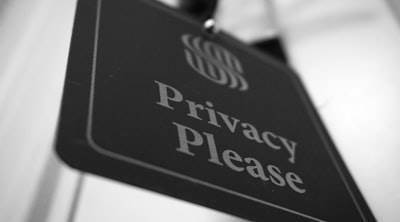 ¿Cómo protege una empresa de consultoría tecnológica la información confidencial?
