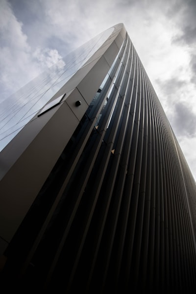 El auge en la construcción de centros de datos de IA podría incrementar los riesgos de una futura crisis de deuda, advierte un banco