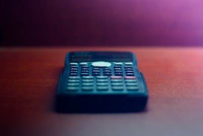 Cómo puedo estimar el costo total de servicios de software empresarial?
