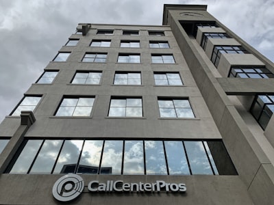 Cómo AI + Salesforce Service Cloud Transforman el Centro de Atención al Cliente