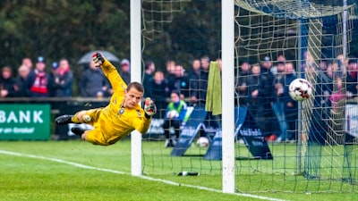 Portero humano con aprendizaje por refuerzo eficiente en fútbol