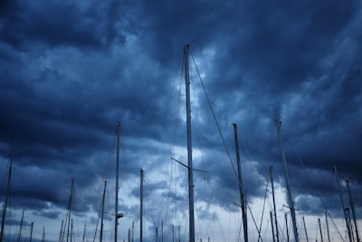Predicción de impactos de tormentas geomagnéticas en el arrastre de satélites de alta altitud a través de un conjunto híbrido de física y aprendizaje automático