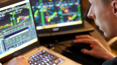 Cómo elegir entre el trading al contado y el trading de futuros perpetuos