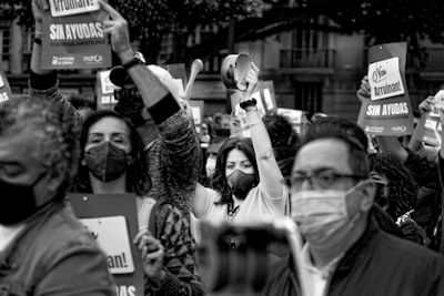 Una encuesta sobre la destilación en política para grandes modelos de lenguaje