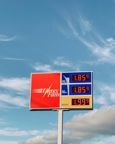 Precio del gas olvida los $3 por galón por primera vez en cuatro años