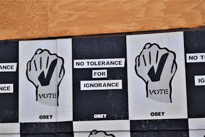  Cuándo votar, cuándo reescribir: Enrutamiento de estrategia guiado por desacuerdo para escalamiento en tiempo de prueba