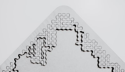 Desacoplando el movimiento de todo el cuerpo: Introduciendo un enfoque estratificado para resolver el reto de la observación dispersa